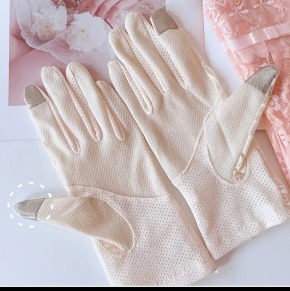 🔥NEW! Elegant Vintage Style Cream Lace Gloves OS - Picture 2 of 3